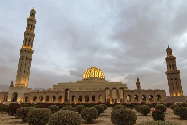 جامع السلطان قابوس الأكبر في مسقط سلطنة عمان وقت الغسق