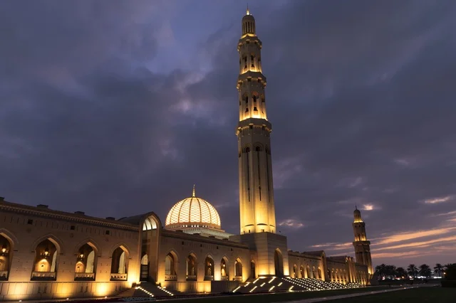 جامع السلطان قابوس الأكبر في مسقط وقت الغروب