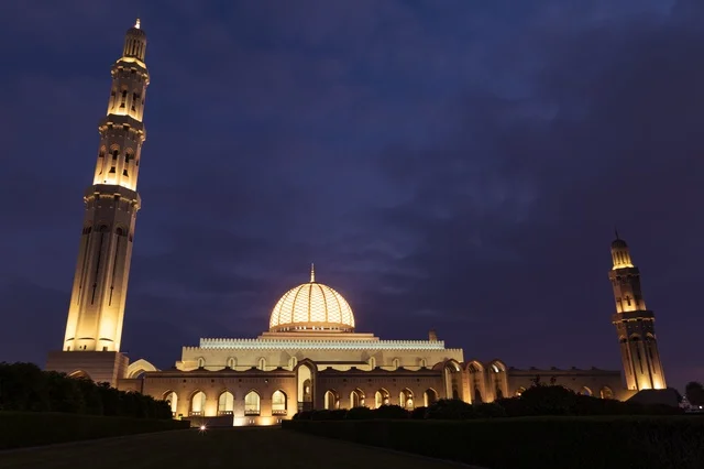 جامع السلطان قابوس الأكبر مسقط بإضاءة ليلية