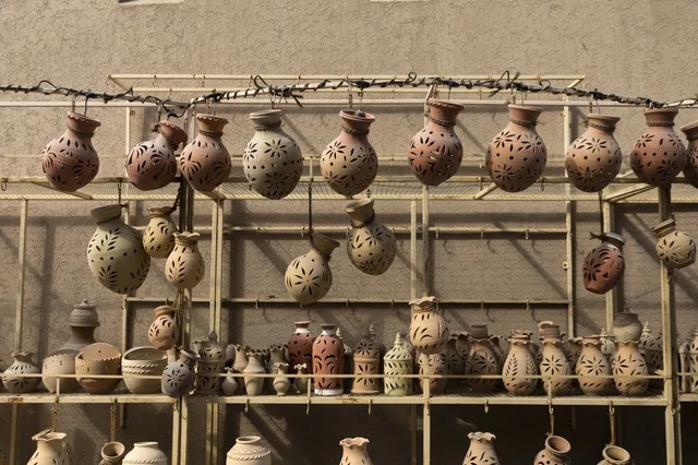 عرض الفخار الطيني التقليدي في نزوى عمان