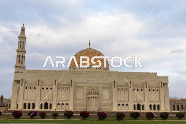 جامع السلطان قابوس الأكبر في مسقط عمان قبة ذهبية
