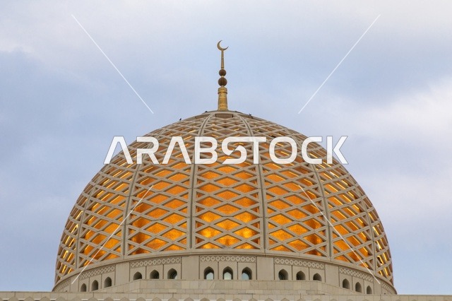 قبة جامع السلطان قابوس الأكبر المضاءة في مسقط عمان