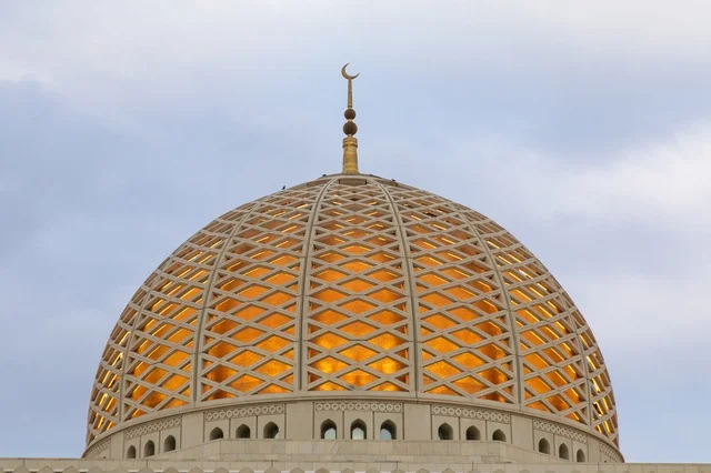 قبة جامع السلطان قابوس الأكبر المضاءة في مسقط عمان