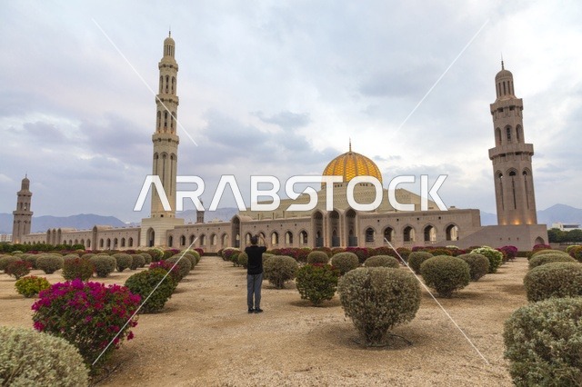 جامع السلطان قابوس الأكبر في مسقط بحدائقه الخارجية