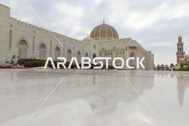 جامع السلطان قابوس الأكبر مسقط بالساحة الرخامية