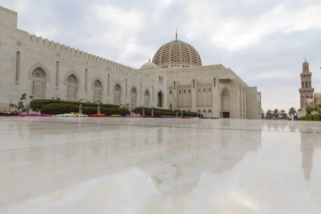جامع السلطان قابوس الأكبر مسقط بالساحة الرخامية