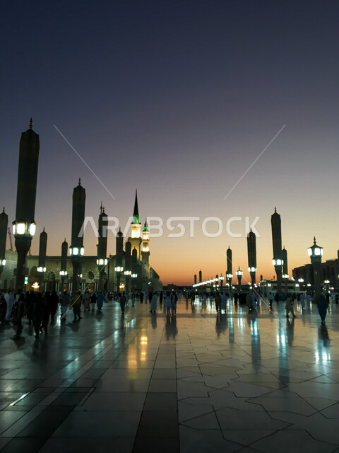 صورة لساحة المسجد النبوي الشريف في المدينة المنورة بالمملكة العربية السعودية وقت الغروب، الحرم النبوي الشريف، ​المصلين المعتمرين، موسم الحج والعمره ، المظلات الإلكترونية الضخمة داخل المسجد النبوي الشريف ، العبادة والتقرب إلى الله، المعالم الدينية بالسعودي