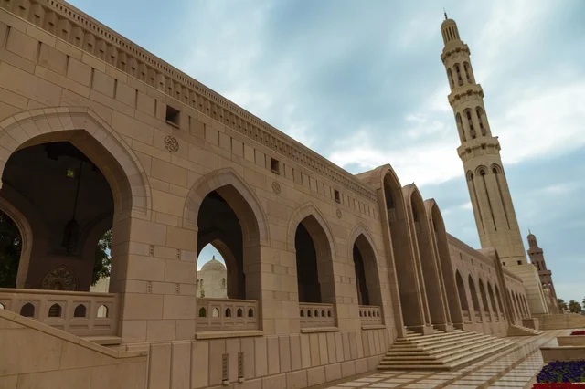 جامع السلطان قابوس الأكبر في مسقط سلطنة عمان نهارا