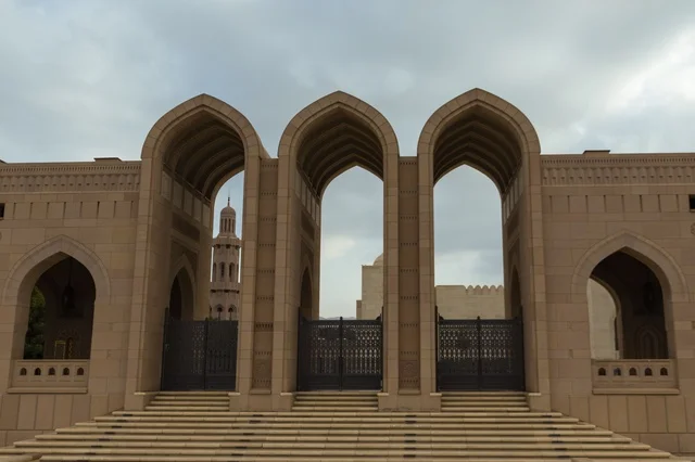 مدخل جامع السلطان قابوس الأكبر في مسقط سلطنة عمان