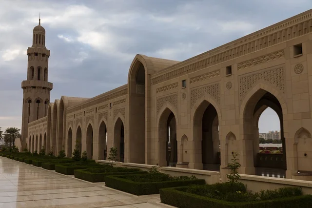 جامع السلطان قابوس الأكبر في مسقط تحت سماء غائمة