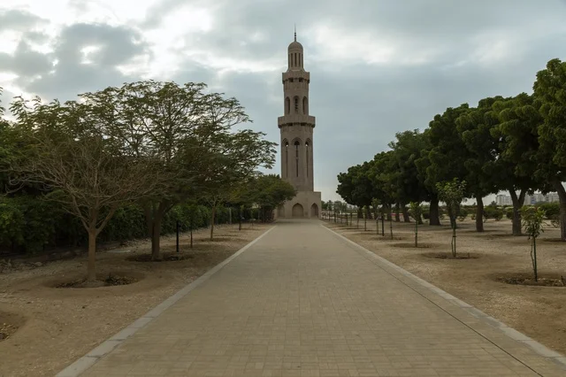 جامع السلطان قابوس الأكبر في مسقط ومئذنته الشهيرة