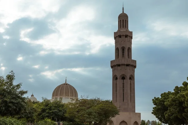 جامع السلطان قابوس الأكبر في مسقط تحت السماء الغائمة