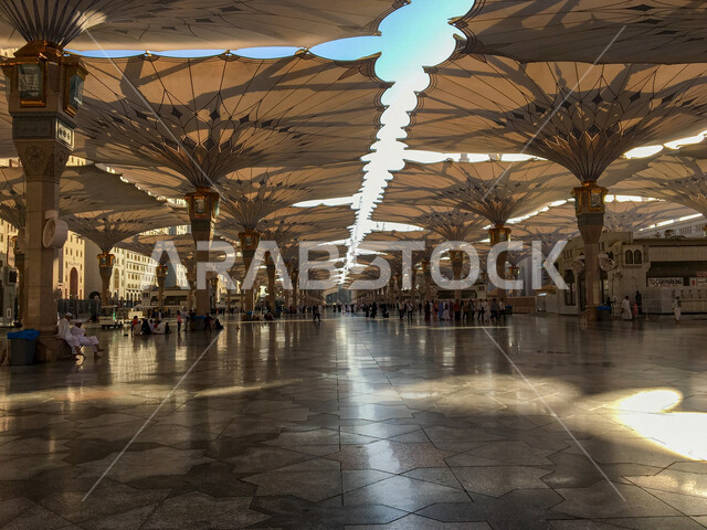 صورة لساحة المسجد النبوي الشريف في المدينة المنورة بالمملكة العربية السعودية ، الحرم النبوي الشريف، موسم الحج والعمره ، المظلات الإلكترونية الضخمة داخل المسجد النبوي الشريف ، العبادة والتقرب إلى الله، المعالم الدينية بالسعودية