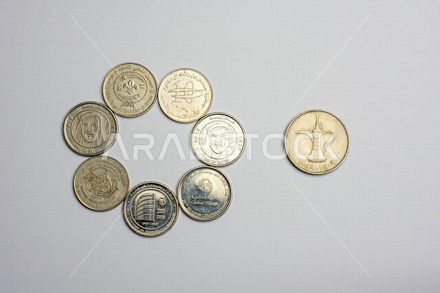 صورة لعملة الدرهم الإماراتي مرصوصة على شكل رقم 50، درهم إماراتي من فئة 1 درهم، عملات معدنية، النمو الإقتصادي، الاستدامة المالية، مالية واقتصاد، خلفية بيضاء