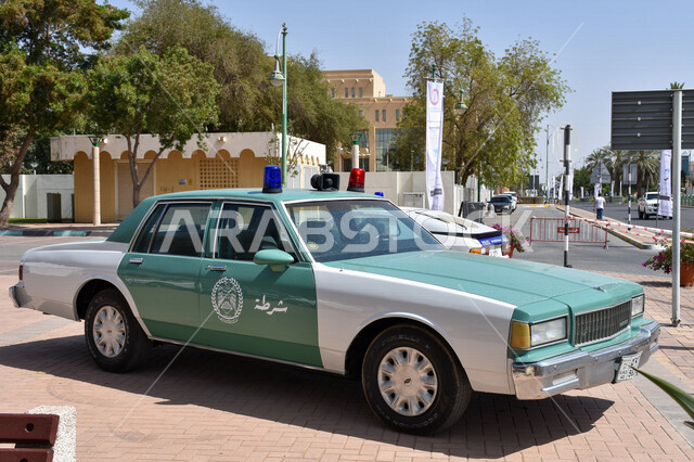 سيارة كلاسيكية قديمة تابعة لشرطة أبو ظبي في معرض السيارات (للتعبير عن حب الإمارات) بمدينة العين في الإمارات العربية المتحدة، شرطة أبو ظبي لنشر الوعي المروري، مركبات شرطة قديمة كلاسيكية، فعاليات ومعارض
