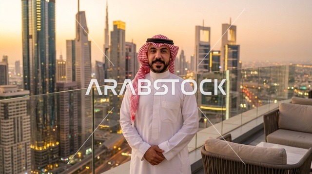 رجل عربي على شرفة سطح مع أفق دبي عند الغروب