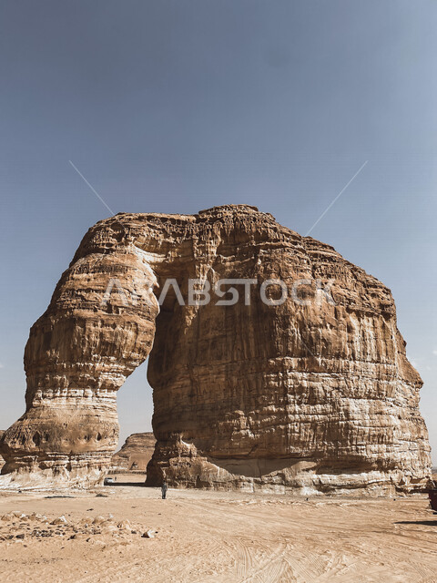 صورة إبداعية لصخرة الفيل في العلا بالمملكة العربية السعودية، جمال التكوينات الصخرية الطبيعية، صخرة الفيل في العلا، بلدة العلا القديمة، المعالم التاريخية الأثرية السياحية في السعودية، السياحة في السعودية