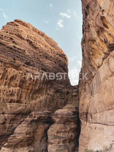 صورة إبداعية لصخرة الفيل في العلا بالمملكة العربية السعودية، جمال التكوينات الصخرية الطبيعية، صخرة الفيل في العلا، بلدة العلا القديمة، المعالم التاريخية الأثرية السياحية في السعودية، السياحة في السعودية