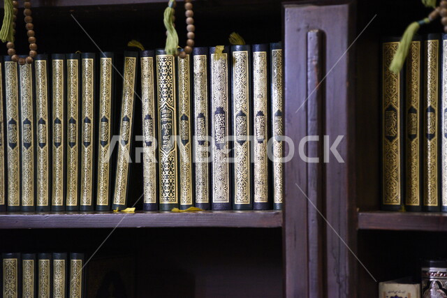 مجموعة من كتب القرأن الكريم على الرفوف داخل مكتبة احدى مساجد المملكة العربية السعودية، حفظ القرآن، التلاوه والتجويد، اسلاميات وعبادة، مجموعة من كتب القرأن الكريم، مكتبة مسجد