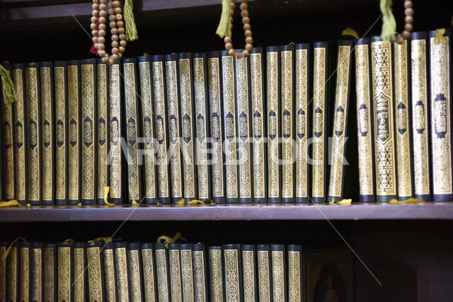 مجموعة من كتب القرأن الكريم على الرفوف داخل مكتبة احدى مساجد المملكة العربية السعودية، حفظ القرآن، التلاوه والتجويد، اسلاميات وعبادة، مجموعة من كتب القرأن الكريم، مكتبة مسجد