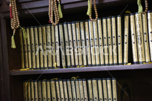 مجموعة من كتب القرأن الكريم على الرفوف داخل مكتبة احدى مساجد المملكة العربية السعودية، حفظ القرآن، التلاوه والتجويد، اسلاميات وعبادة، مجموعة من كتب القرأن الكريم، مكتبة مسجد