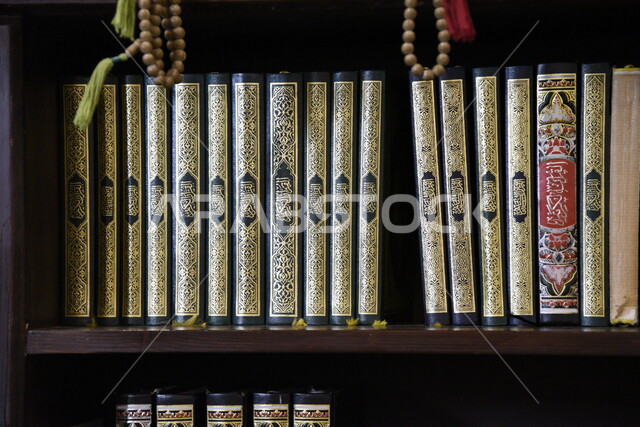 مجموعة من كتب القرأن الكريم على الرفوف داخل مكتبة احدى مساجد المملكة العربية السعودية، حفظ القرآن، التلاوه والتجويد، اسلاميات وعبادة، مجموعة من كتب القرأن الكريم، مكتبة مسجد