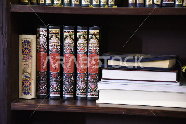 مجموعة من كتب القرأن الكريم على الرفوف داخل مكتبة احدى مساجد المملكة العربية السعودية، حفظ القرآن، التلاوه والتجويد، اسلاميات وعبادة، مجموعة من كتب القرأن الكريم، مكتبة مسجد
