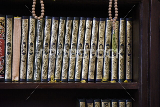 مجموعة من كتب القرأن الكريم على الرفوف داخل مكتبة احدى مساجد المملكة العربية السعودية، حفظ القرآن، التلاوه والتجويد، اسلاميات وعبادة، مجموعة من كتب القرأن الكريم، مكتبة مسجد