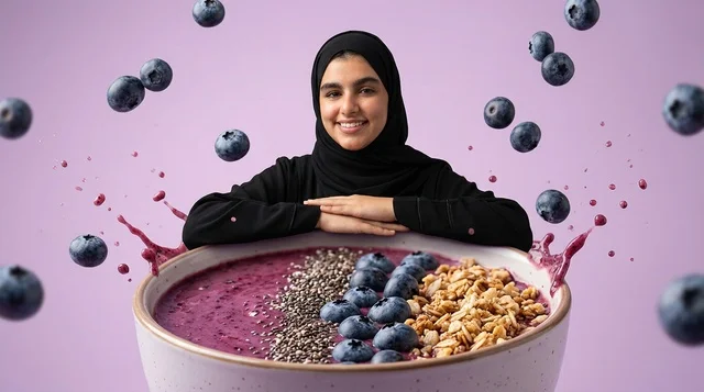 امرأة عربية مع وعاء سموذي توت أزرق عملاق