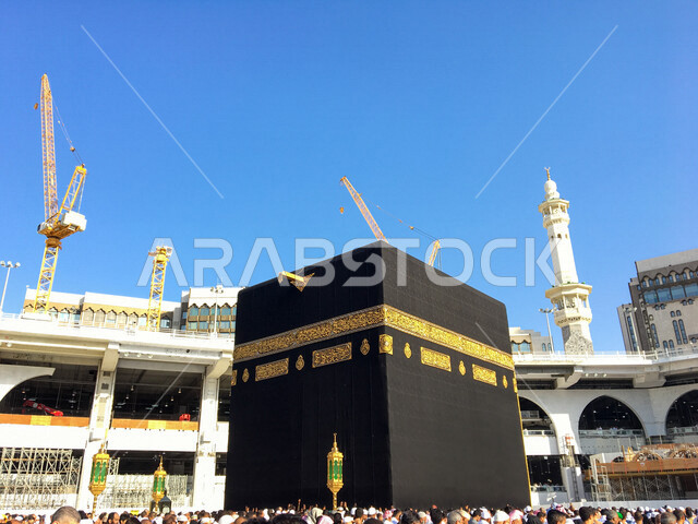 صورة الكعبة المشرفة بالحرم المكي في مكة المكرمة ، الطواف حول الكعبة ,فريضة الحج ، أداء العمرة , قبلة المسلمين ، المعالم الإسلامية في المملكة العربية السعودية , إسلاميات وعبادة .