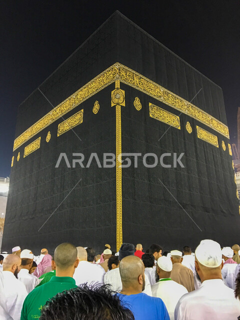 صورة للكعبة المشرفة في الحرم المكي بمكة المكرمة ، فريضة الحج، أداء العمرة ، الطواف حول الكعبة , المعالم الإسلامية في المملكة العربية السعودية , إسلاميات وعبادة .