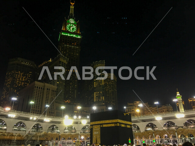 صورة  للكعبة المشرفة ليلاً داخل الحرم المكي بمكة المكرمة ، فريضة الحج، أداء العمرة، الطواف حول الكعبة ، المعالم الإسلامية في المملكة العربية السعودية , إسلاميات وعبادة .