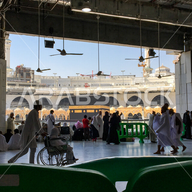 صورة للحجاج والمعتمرين داخل الحرم المكي في مكة المكرمة ، فريضة الحج ، أداء العمرة ، الطواف حول الكعبة ، المعالم الإسلامية في المملكة العربية السعودية, إسلاميات وعبادة .