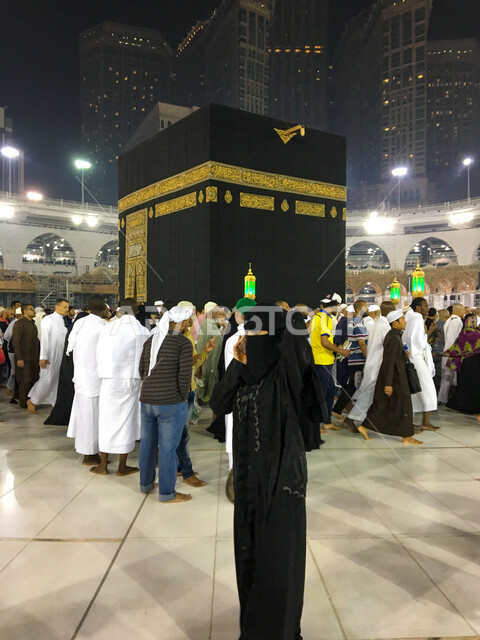 صورة للحجاج والمعتمرين داخل الحرم المكي في مكة المكرمة ، فريضة الحج ، أداء العمرة ، الطواف حول الكعبة ، المعالم الإسلامية في المملكة العربية السعودية, إسلاميات وعبادة .
