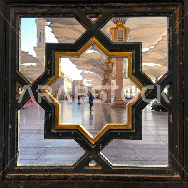صورة لنافذة داخل الحرم المدني بالمدينة المنورة ، العمارة الإسلامية ، المعالم الدينية في المملكة العربية السعودية , هندسة وجمال الحرم النبوي الشريف .