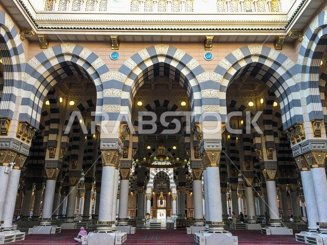 صورة مقربة للهندسة المعمارية داخل المسجد النبوي الشريف بالمدينة المنورة في المملكة العربية السعودية ، الحرم النبوي ، العمارة الإسلامية ، العبادة والتقرب إلى الله ، المعالم الدينية في المملكة العربية السعودية , إسلاميات وعبادة .