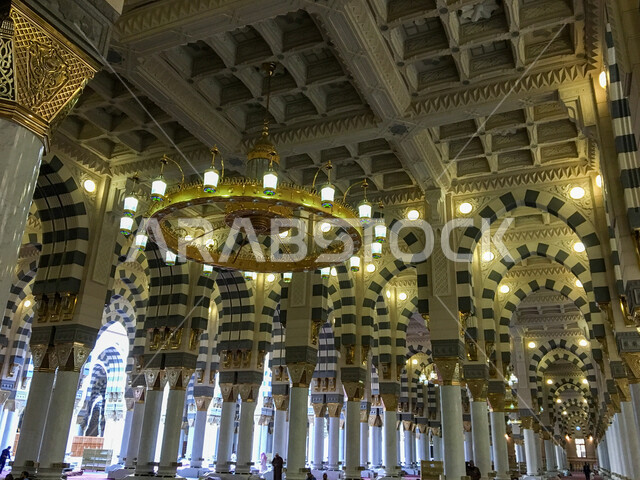 صورة مقربة للهندسة المعمارية داخل المسجد النبوي الشريف بالمدينة المنورة في المملكة العربية السعودية ، الحرم النبوي ، العمارة الإسلامية ، العبادة والتقرب إلى الله ، المعالم الدينية في المملكة العربية السعودية , إسلاميات وعبادة .