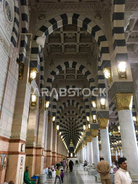 صورة مقربة للهندسة المعمارية داخل المسجد النبوي الشريف بالمدينة المنورة في المملكة العربية السعودية ، الحرم النبوي ، العمارة الإسلامية ، العبادة والتقرب إلى الله ، المعالم الدينية في المملكة العربية السعودية , إسلاميات وعبادة .