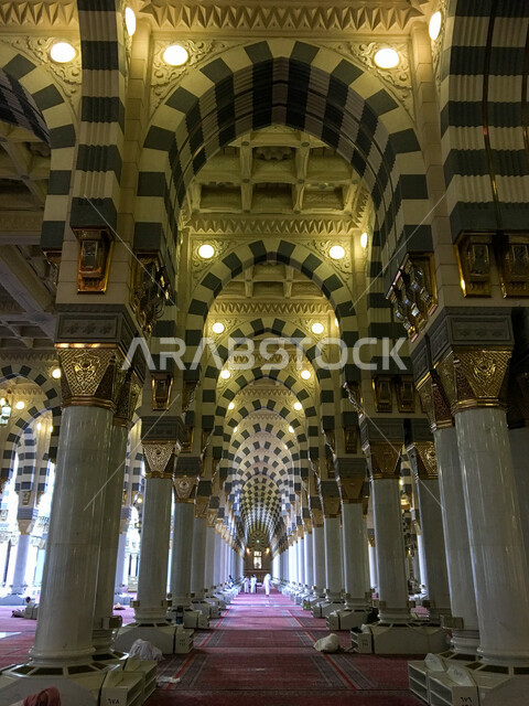 صورة مقربة للهندسة المعمارية داخل المسجد النبوي الشريف بالمدينة المنورة في المملكة العربية السعودية ، الحرم النبوي ، العمارة الإسلامية ، العبادة والتقرب إلى الله ، المعالم الدينية في المملكة العربية السعودية , إسلاميات وعبادة .