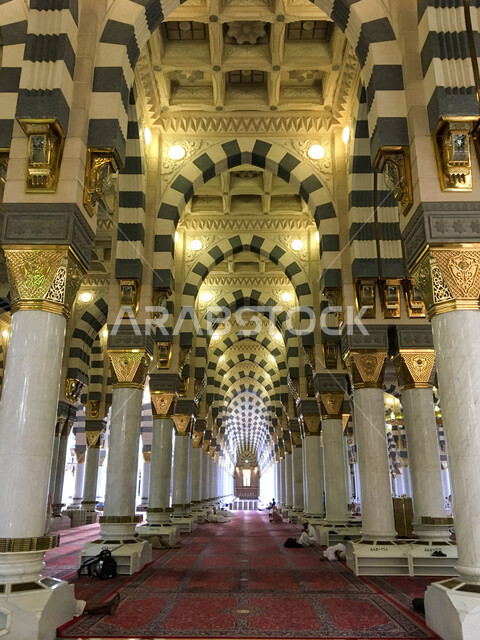 صورة مقربة للهندسة المعمارية داخل المسجد النبوي الشريف بالمدينة المنورة في المملكة العربية السعودية ، الحرم النبوي ، العمارة الإسلامية ، العبادة والتقرب إلى الله ، المعالم الدينية في المملكة العربية السعودية , إسلاميات وعبادة .