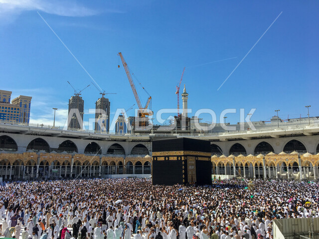 صورة للحجاج والمعتمرين داخل الحرم المكي في مكة المكرمة ، فريضة الحج ، أداء العمرة ، الطواف حول الكعبة ، المعالم الإسلامية في المملكة العربية السعودية, إسلاميات وعبادة .