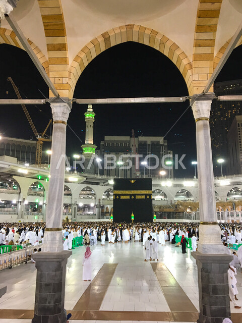صورة للحجاج والمعتمرين داخل الحرم المكي في مكة المكرمة ، فريضة الحج ، أداء العمرة ، الطواف حول الكعبة ، المعالم الإسلامية في المملكة العربية السعودية, إسلاميات وعبادة .