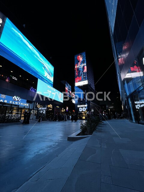 صورة داخل البوليفارد بمدينة الرياض , موسم الرياض , شاشات كبيرة مضاءة في بوليفارد الرياض , اختيار المكان المناسب لقضاء وقت الفراغ , الإجازة الصيفية , تسلية وترفيه , السياحة في المملكة العربية السعودية .