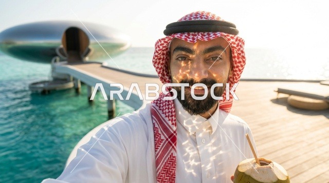 رجل سعودي يلتقط سيلفي في منتجع شيبارة بالبحر الأحمر