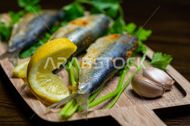 صورة مقربة لطبق من سمك السردين الطازج الصحي اللذيذ، أكلات بحرية، اكلات عربية شرقية، سمك السردين، وجبات الطعام الشهية، المطاعم العربية، وجبات صحية