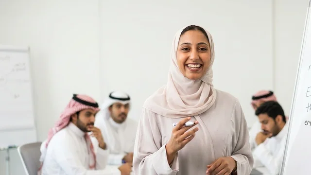سيدة أعمال سعودية تقدم عرضا توضيحيا في اجتماع مكتب