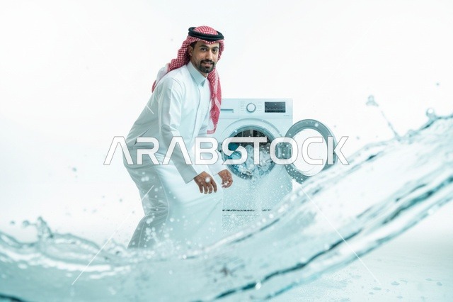 رجل سعودي بجانب غسالة ملابس مع رذاذ ماء متطاير