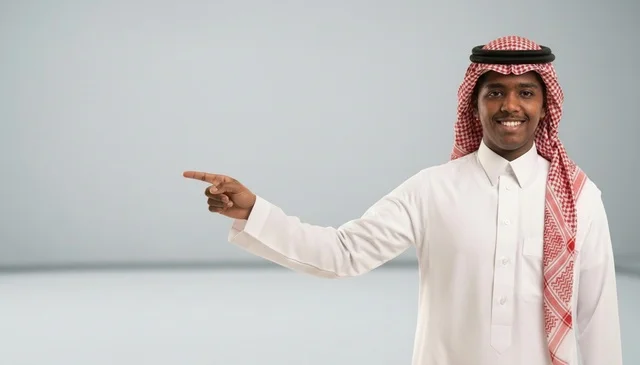رجل سعودي بالزي التقليدي يشير بإصبعه في الاستوديو