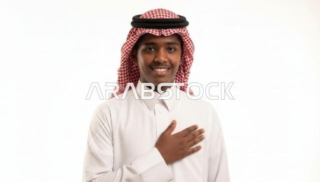 رجل سعودي يضع يده على صدره تعبيراً عن الوطنية والولاء