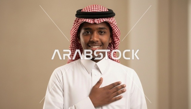 بورتريه شاب سعودي يضع يده على قلبه بالزي التقليدي